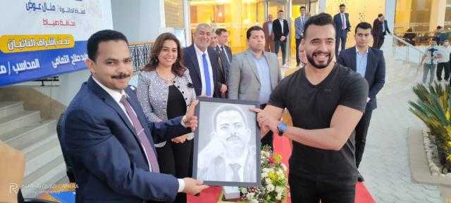خلال حفل تكريم حفظة القرآن ..فنان بمدينة السرو يهدي محافظ دمياط والنائب اشرف رشاد بورتريه خاص من إعمالة